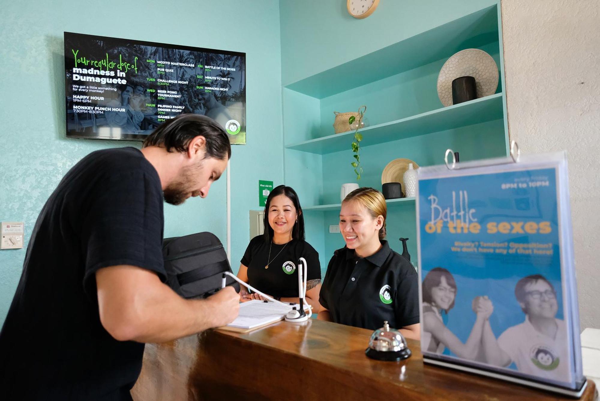Mad Monkey Dumaguete Hostel Dumaguete City Екстериор снимка