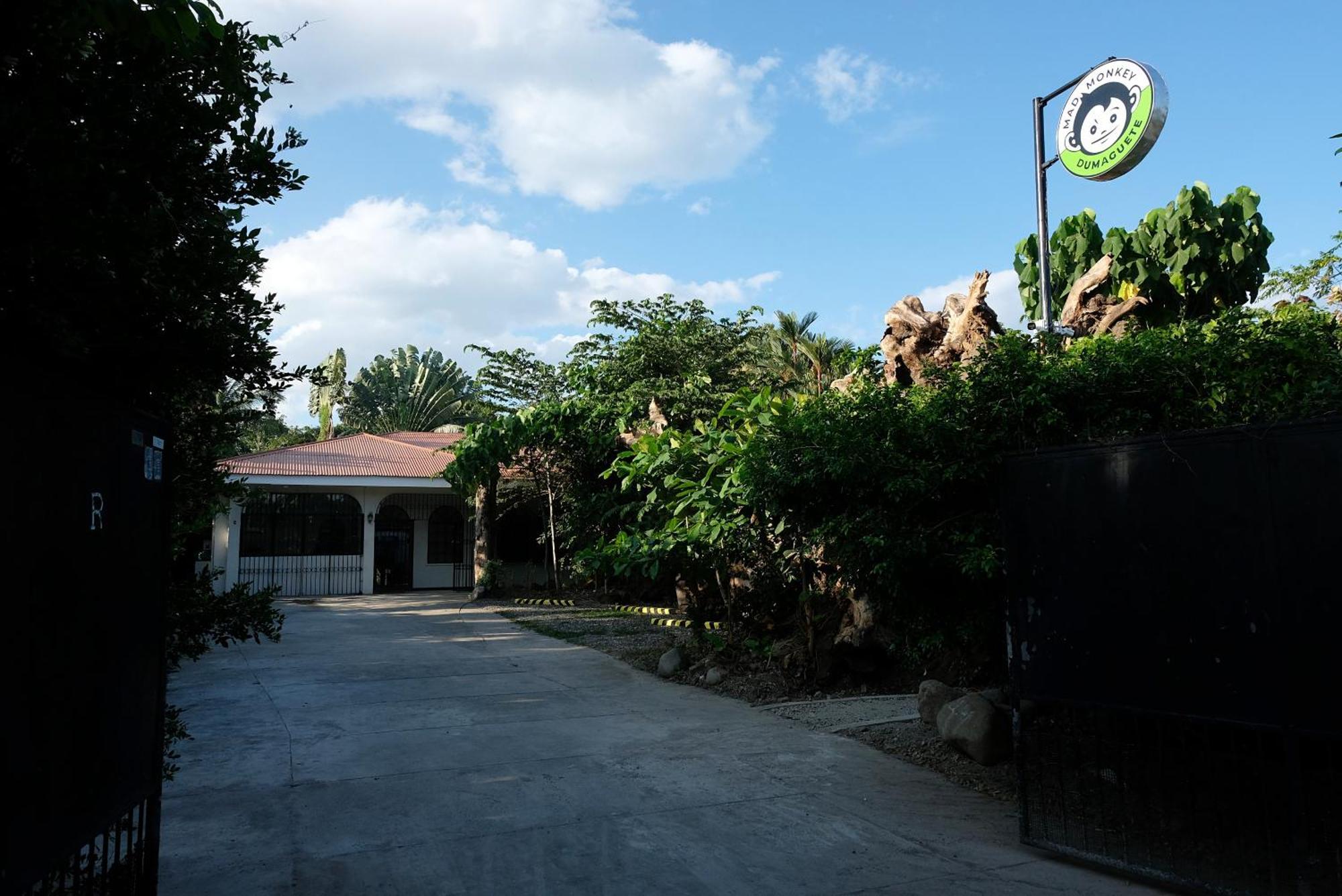 Mad Monkey Dumaguete Hostel Dumaguete City Екстериор снимка