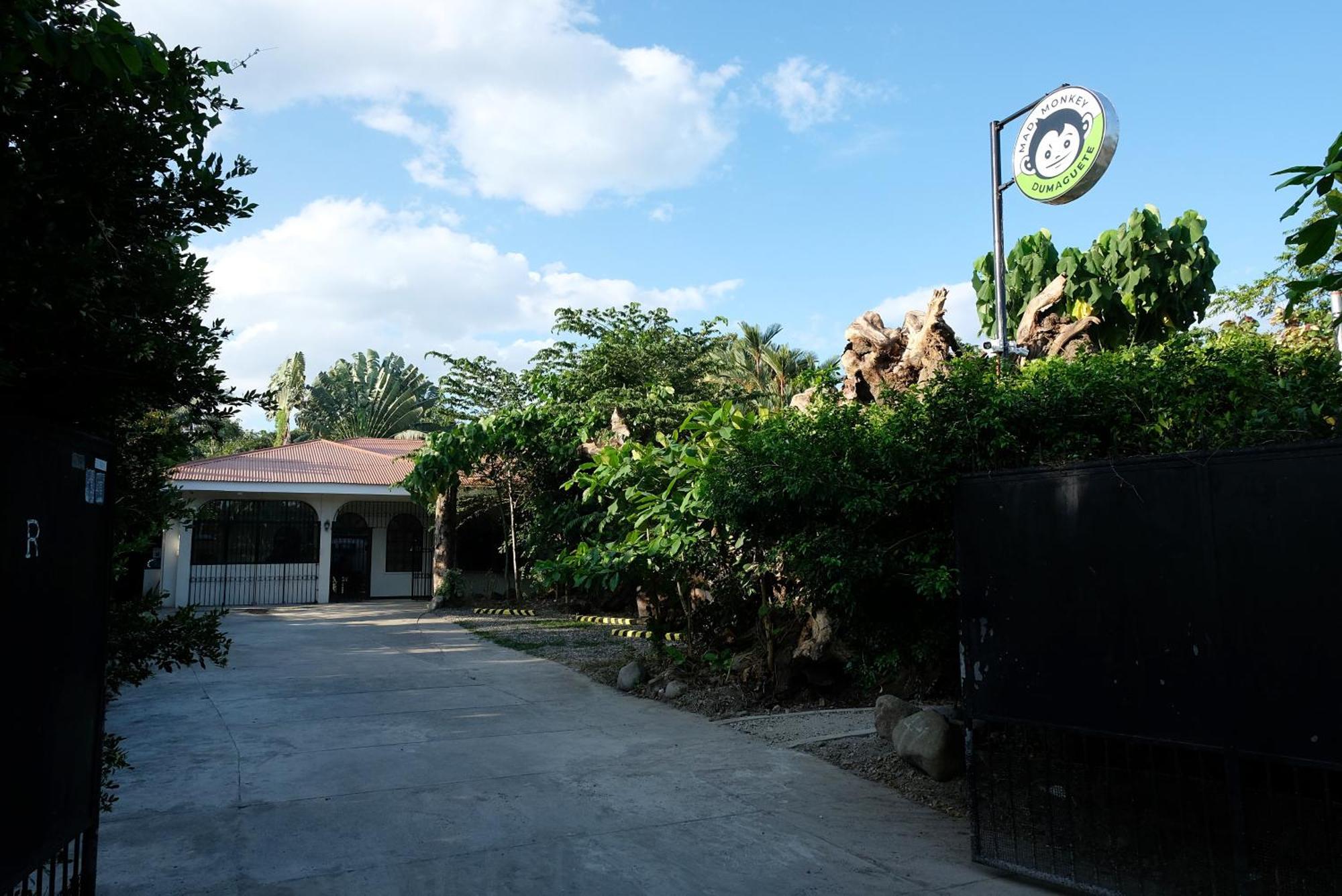 Mad Monkey Dumaguete Hostel Dumaguete City Екстериор снимка